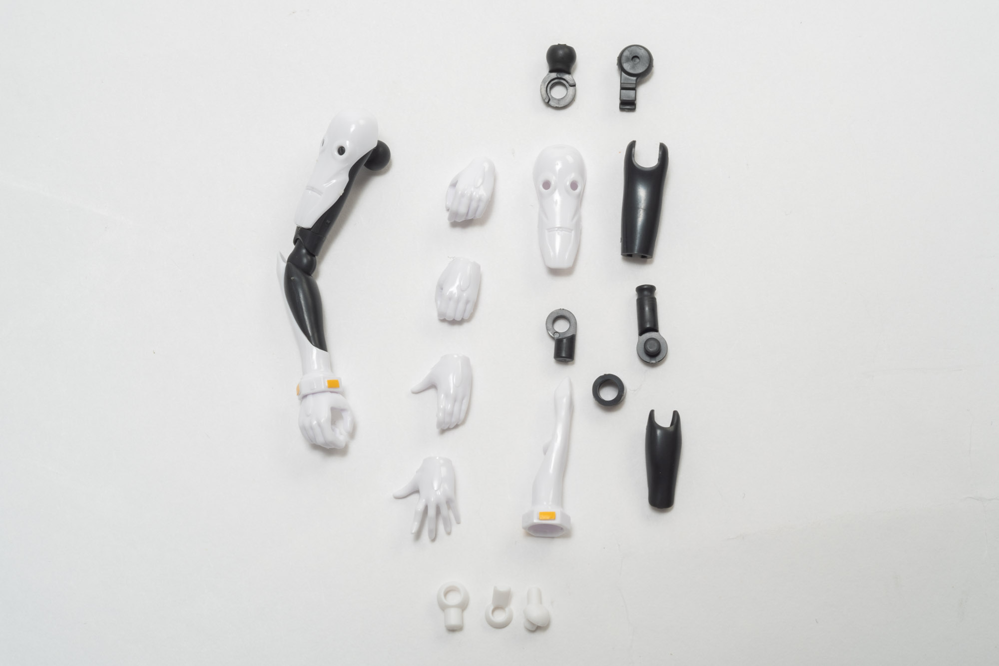 腕全景。手のパーツが非常に多いのが特徴だ。綾波は顔だけでは表現しきれない部分が多いので、手のパーツが多くなったのではと感じた。