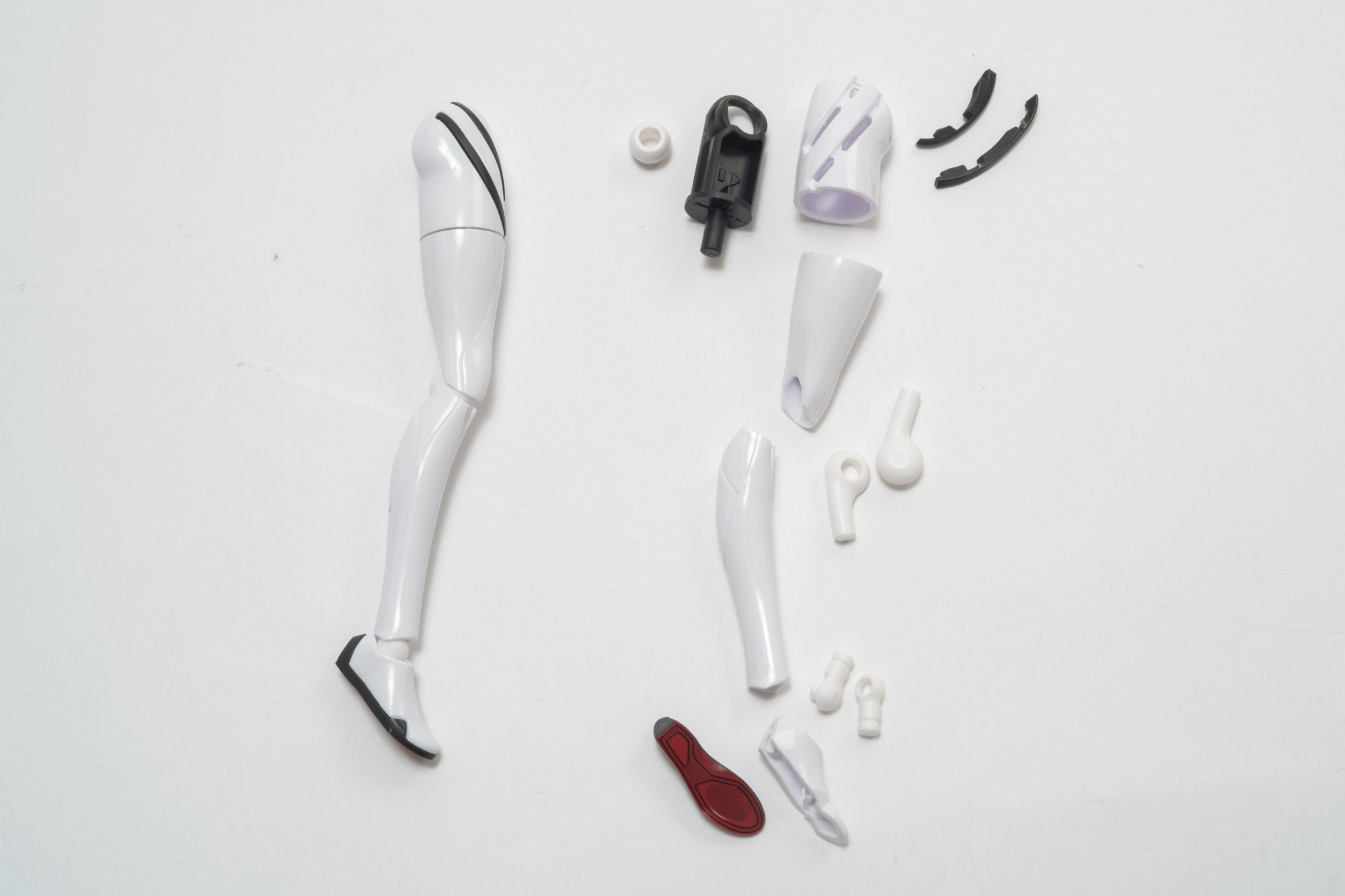 次に脚部パーツ全景。こちらも細く美しいスタイルとなっている。足の裏はシールでの再現。