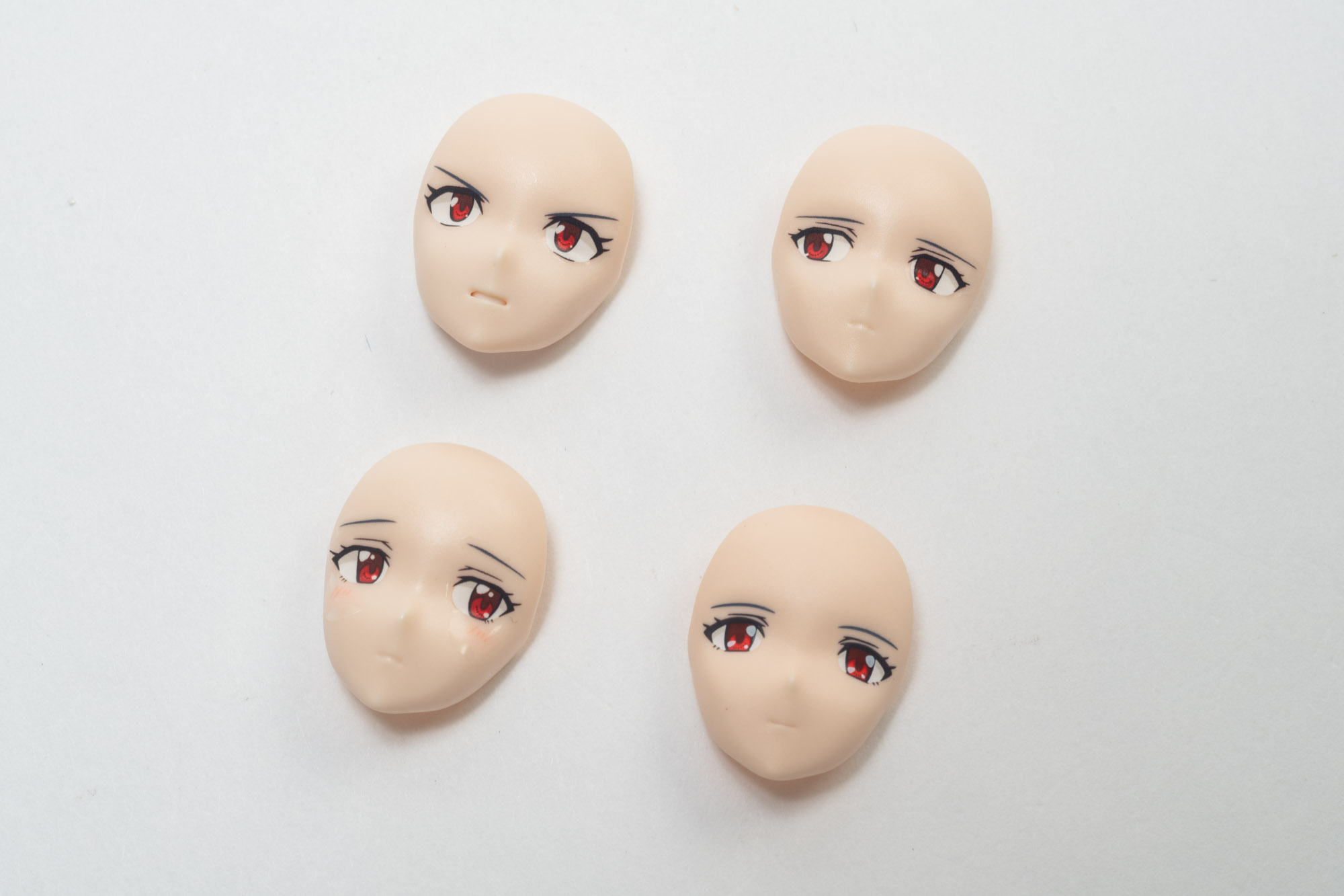 最後にフェイスパーツに表情デカールを貼って完成。