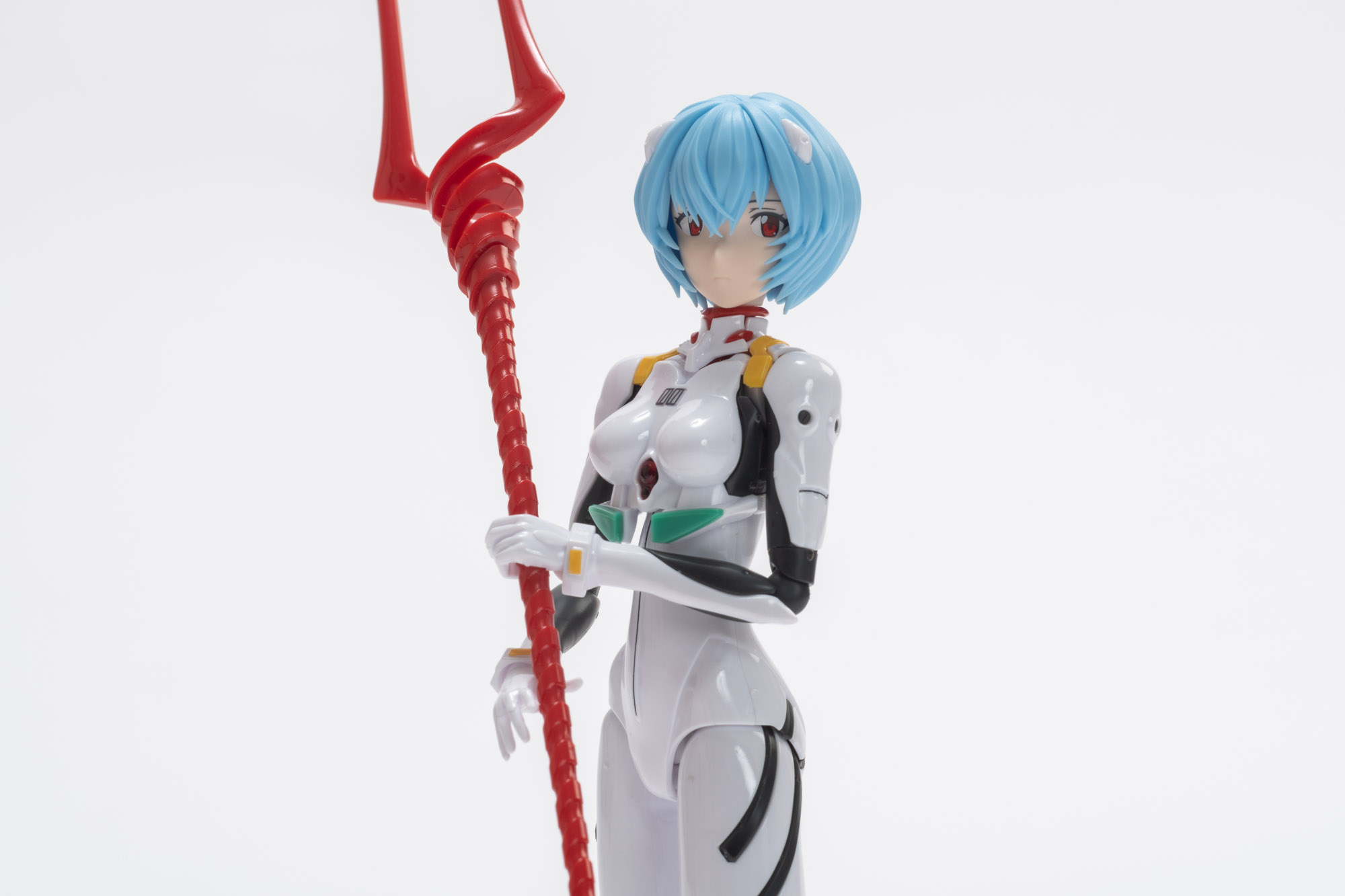 ロンギヌスの槍を持たせることも可能で、このサイズ感だ。