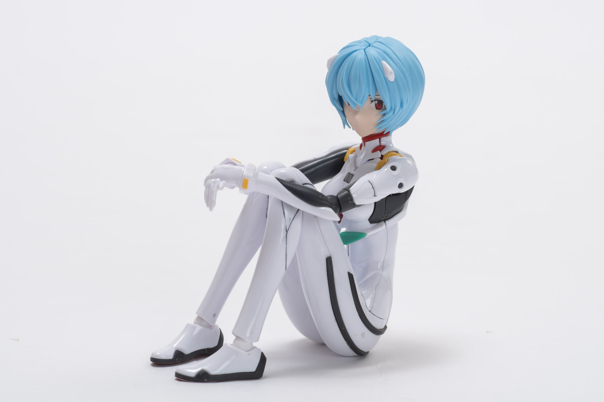 体育座りは差し替えパーツで再現。膝を抱えることもできるし、別のポーズも簡単にできる。