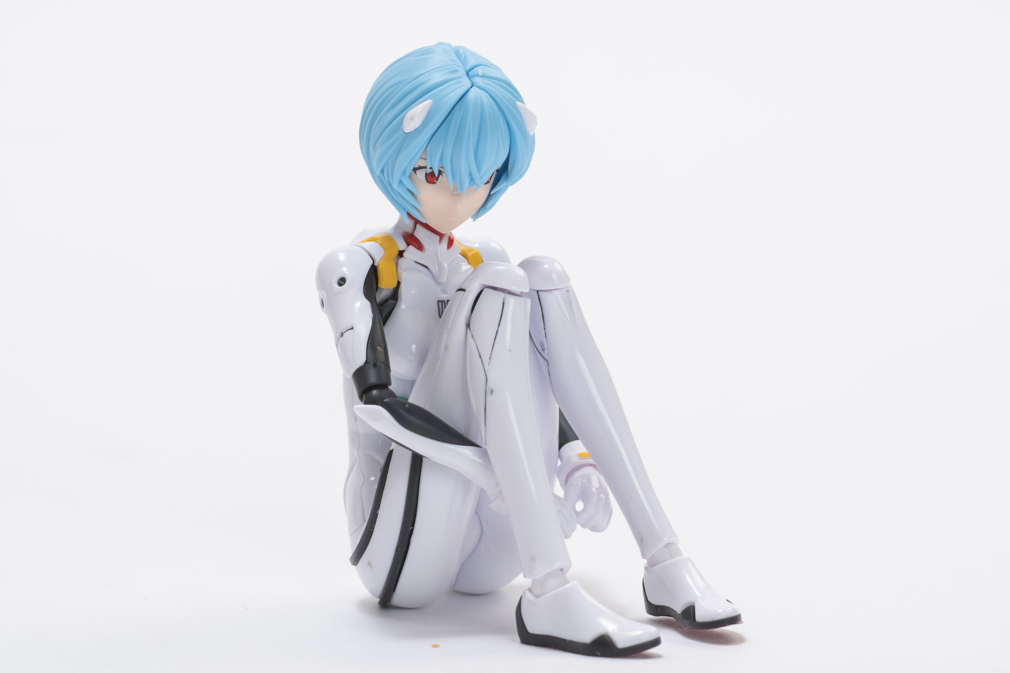 体育座りは差し替えパーツで再現。膝を抱えることもできるし、別のポーズも簡単にできる。