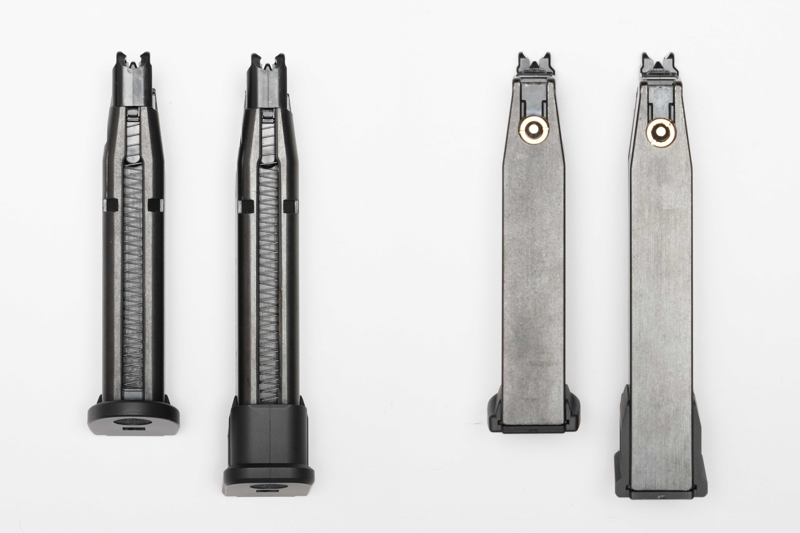 「P320用スペアマガジン」（左）と「P320用32連ロングマガジン」（右）の前面と背面