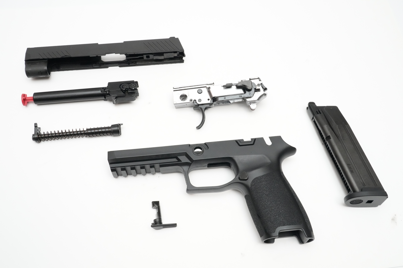 東京マルイ「P320 フルサイズ」。工具なしでここまで分解できる