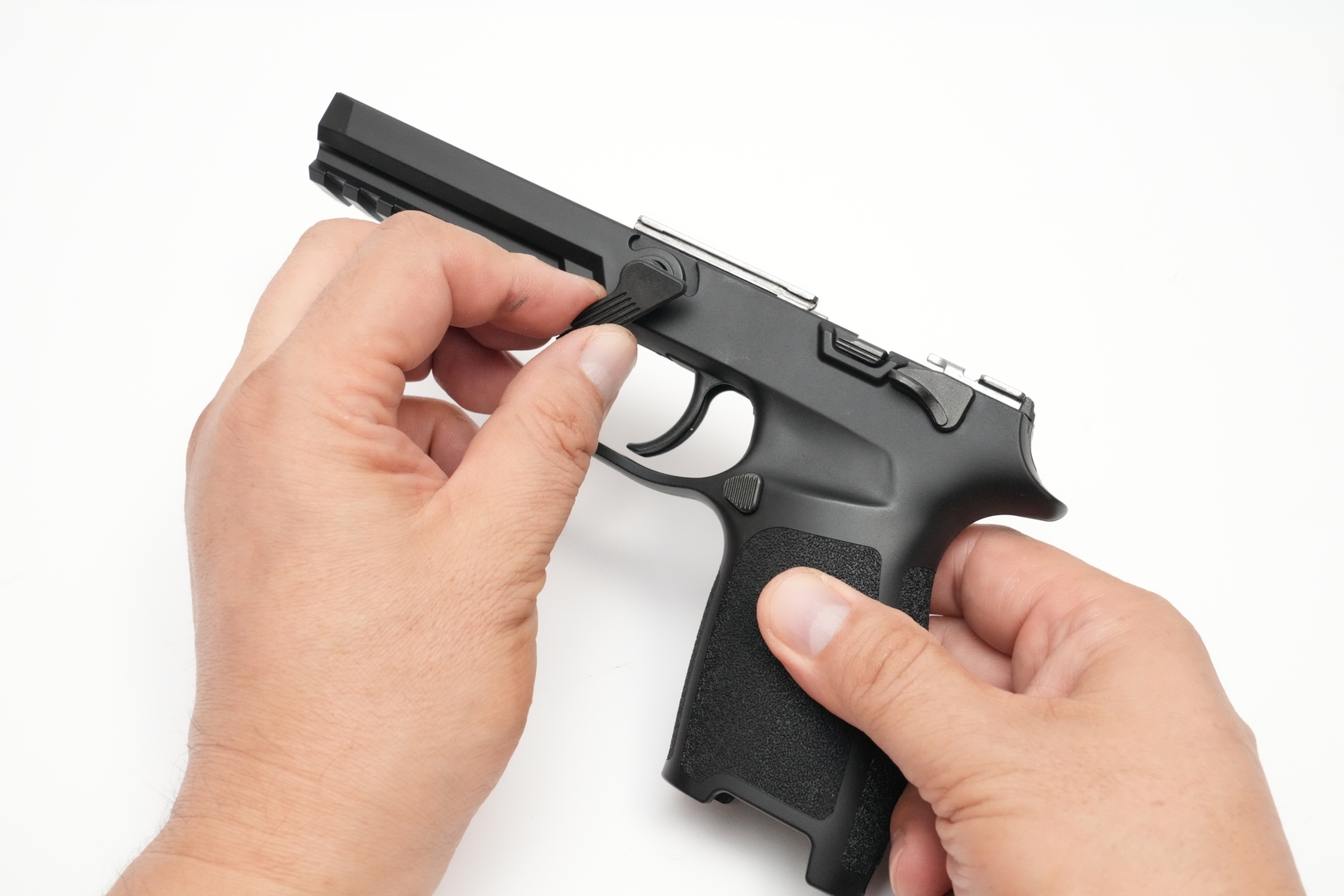 「テイクダウンレバー」は引っ張りながら時計回りに少し回転させるとスムーズに抜き取れた