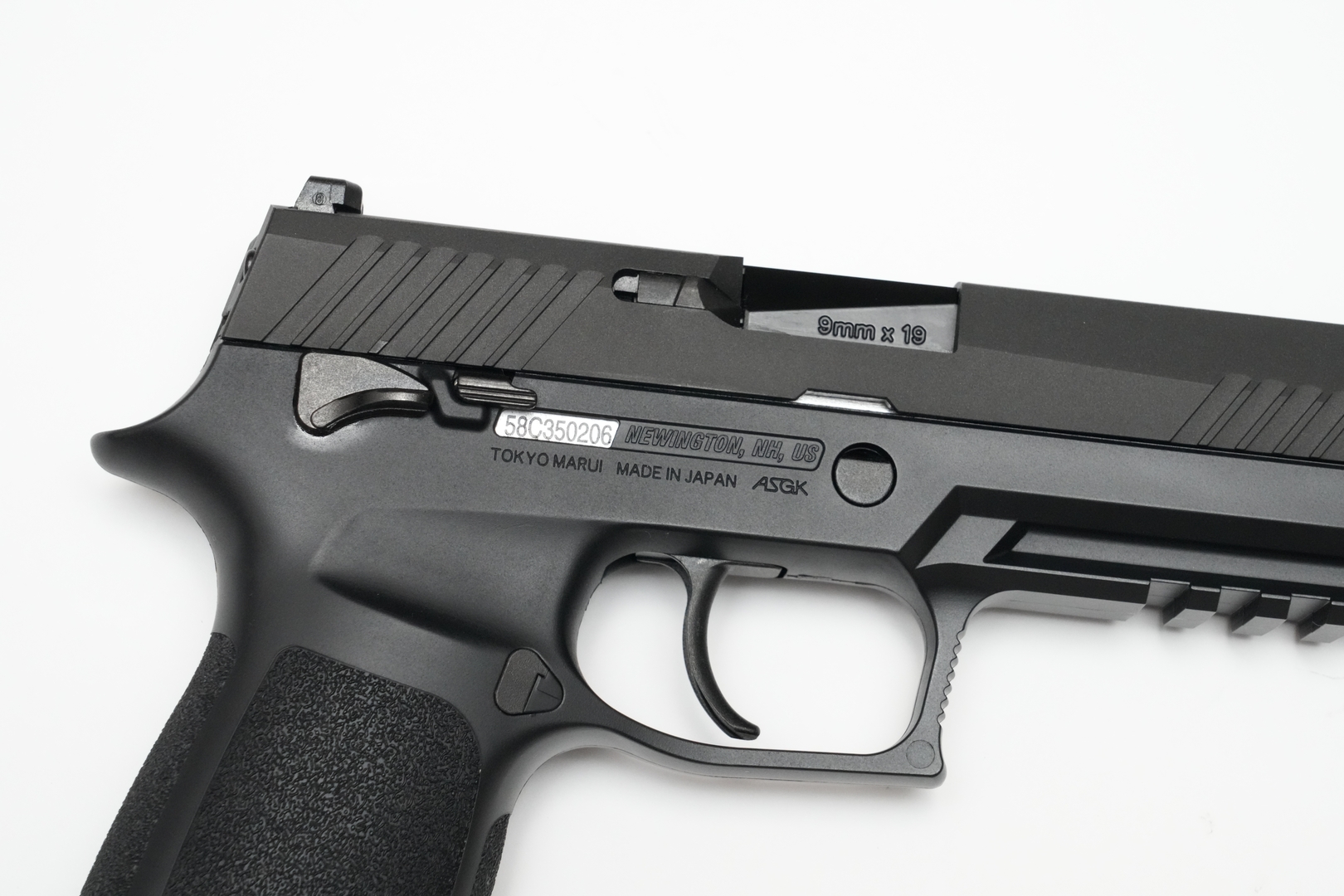 FCUにレーザー刻印されているユニークナンバーは、外からも確認できる