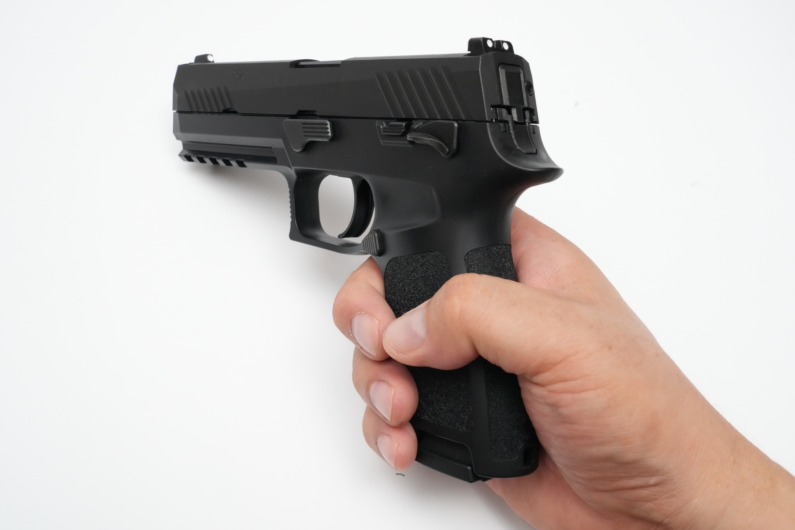 グリップの根元は深くくぼみが設けられており無理なくしっかりと握り込める