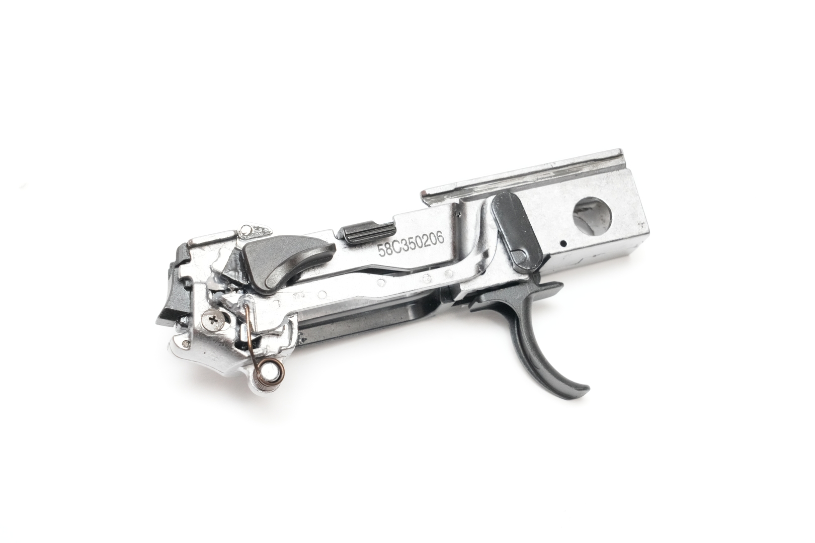 「P320 フルサイズ」のFCUはエアガン用の独自設計。側面には個体ごとにユニークナンバーがレーザー刻印されている