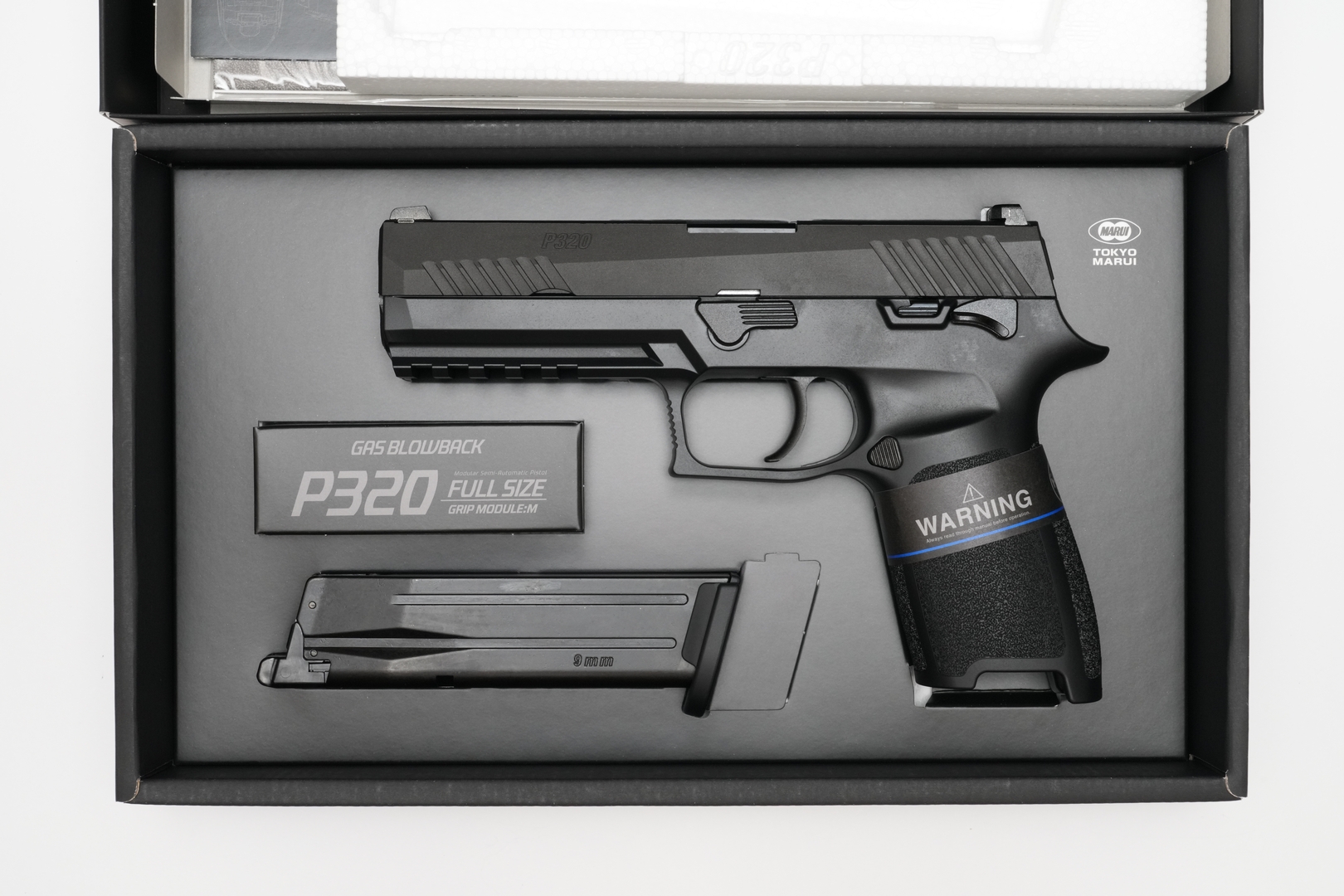 内ブタを開けると、「P320 フルサイズ」が姿を見せる
