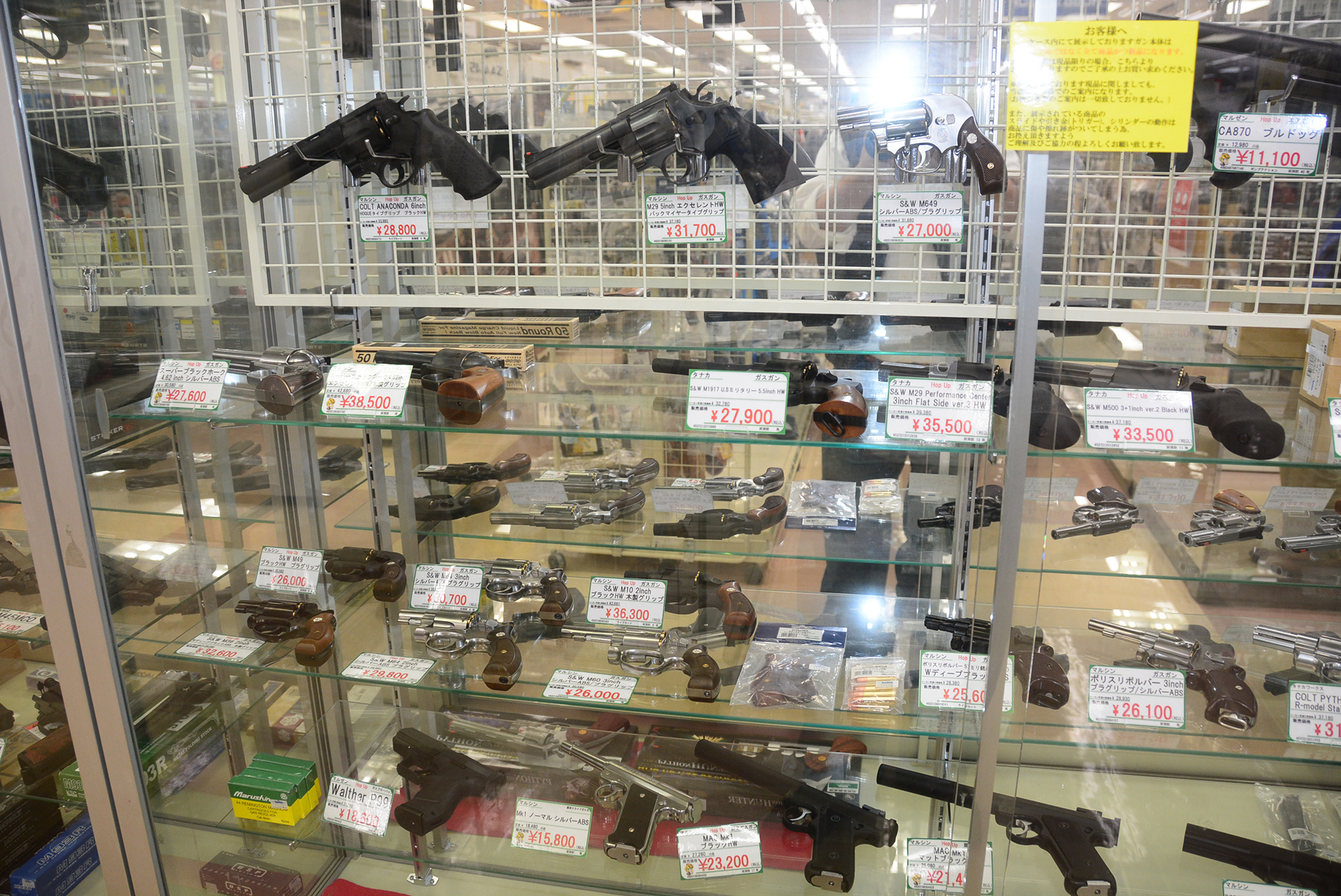 モデルガンの売り場は小さくなっている