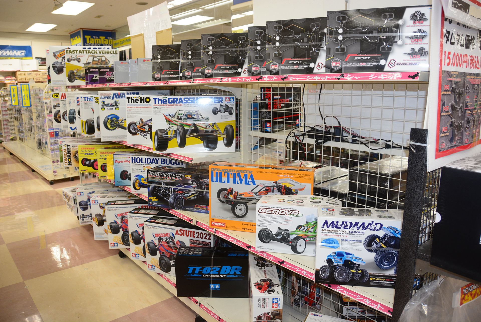 タミヤのオフロードカーは定番だが、大宮店ではコースを走れるツーリングカーが人気