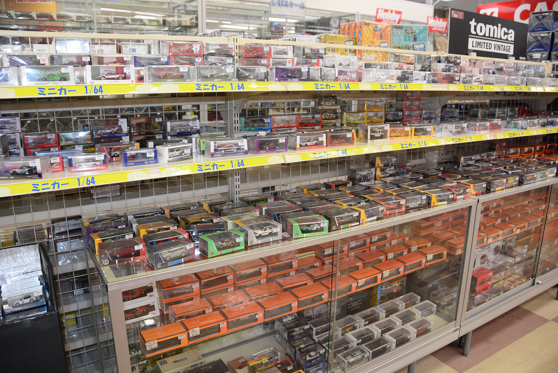 1/64の「MINIGT」という香港メーカーの製品が人気