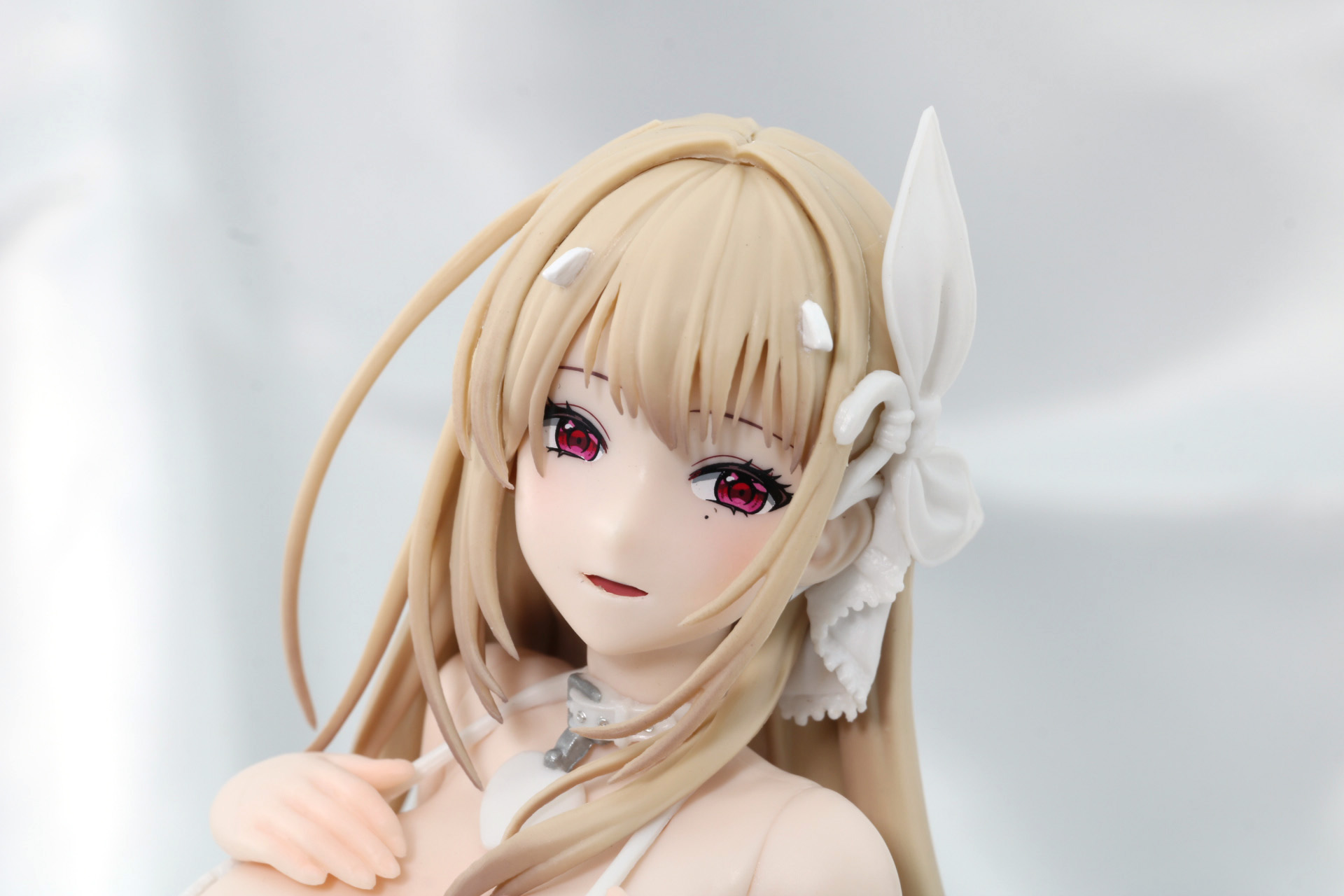 微笑みかける表情はもちろん、細やかな髪やツノの造形も再現