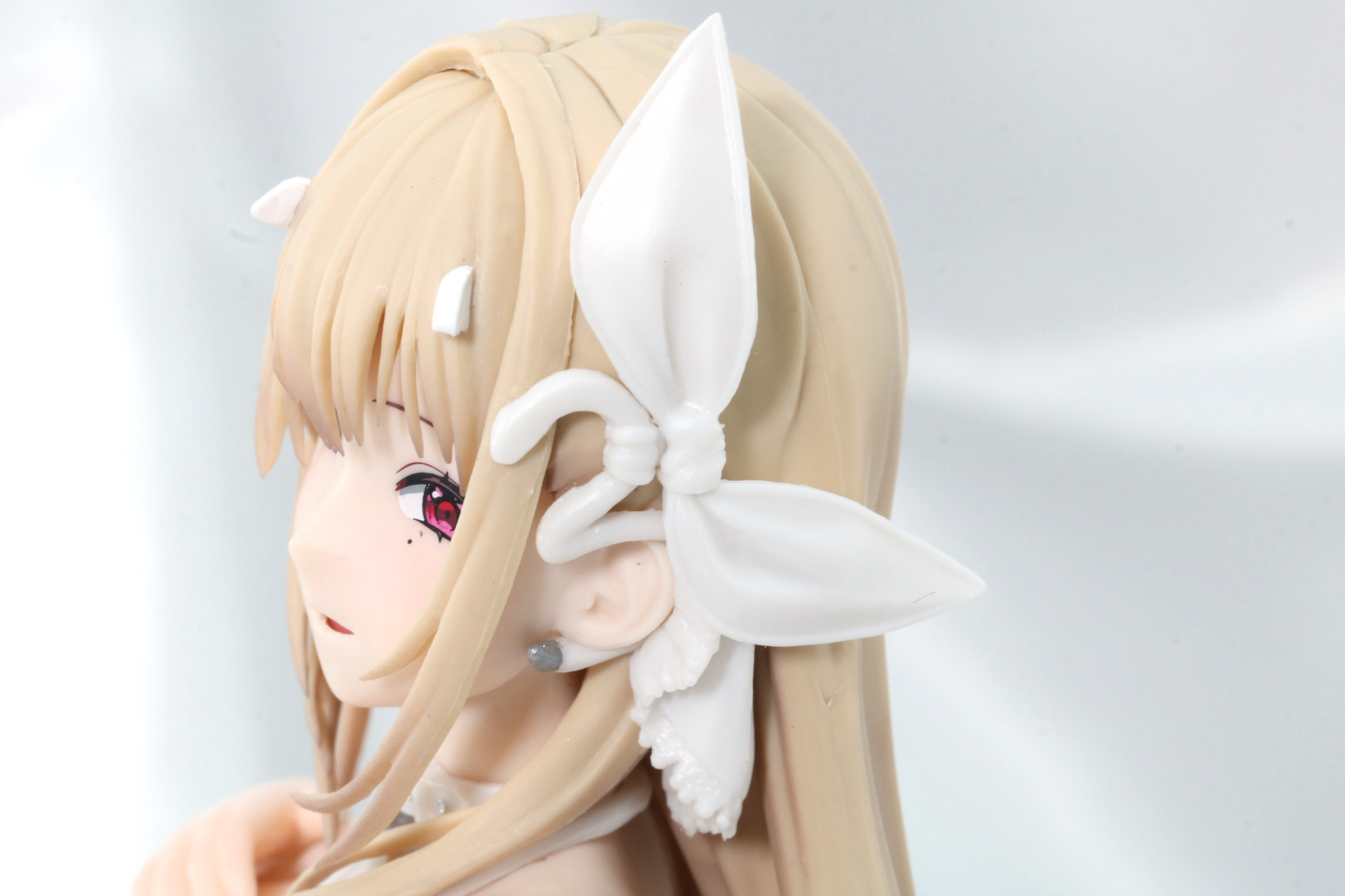 左耳の装飾もレース風の造形や蛇モチーフが入っている