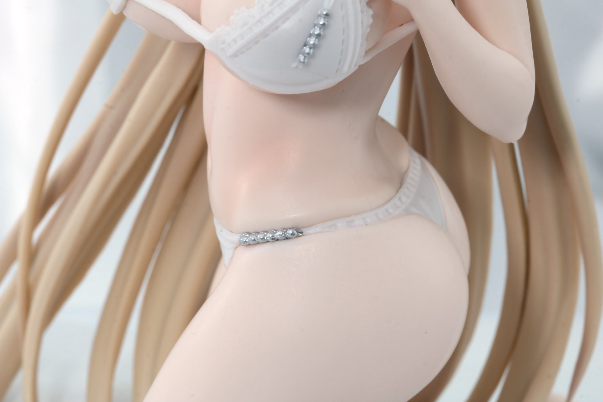 腰の細い水着の紐や装飾、肉感も造形されている