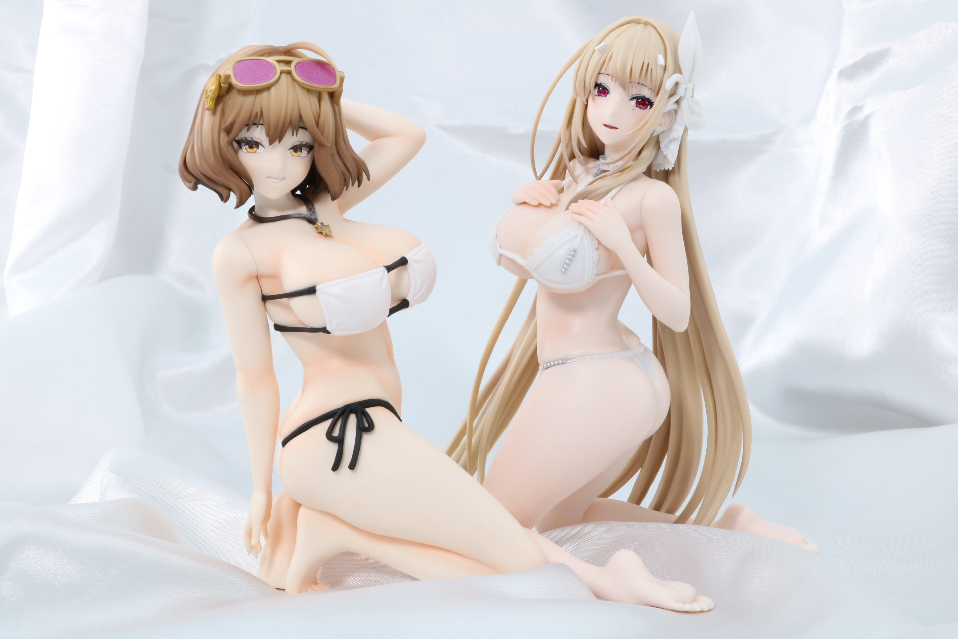 「勝利の女神：NIKKE アニス こーどリールフィギュア」(左）と並べてディスプレイ