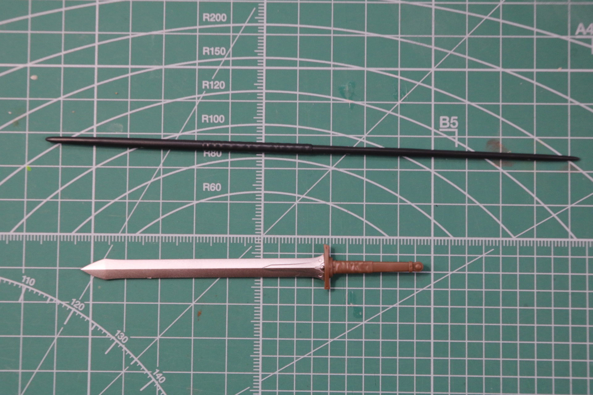 長棍と抜刀状態の聖剣エル・ミュート