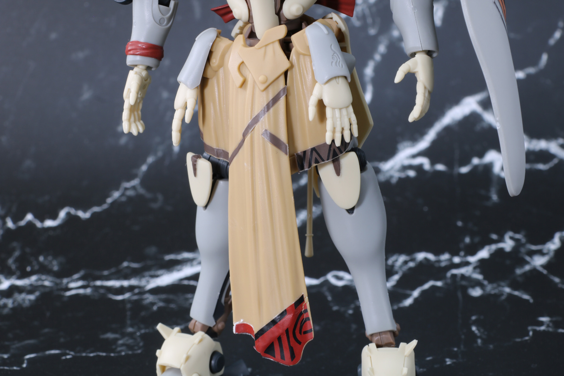 腰部。フロントの腰布は足首に届くほどの長さ