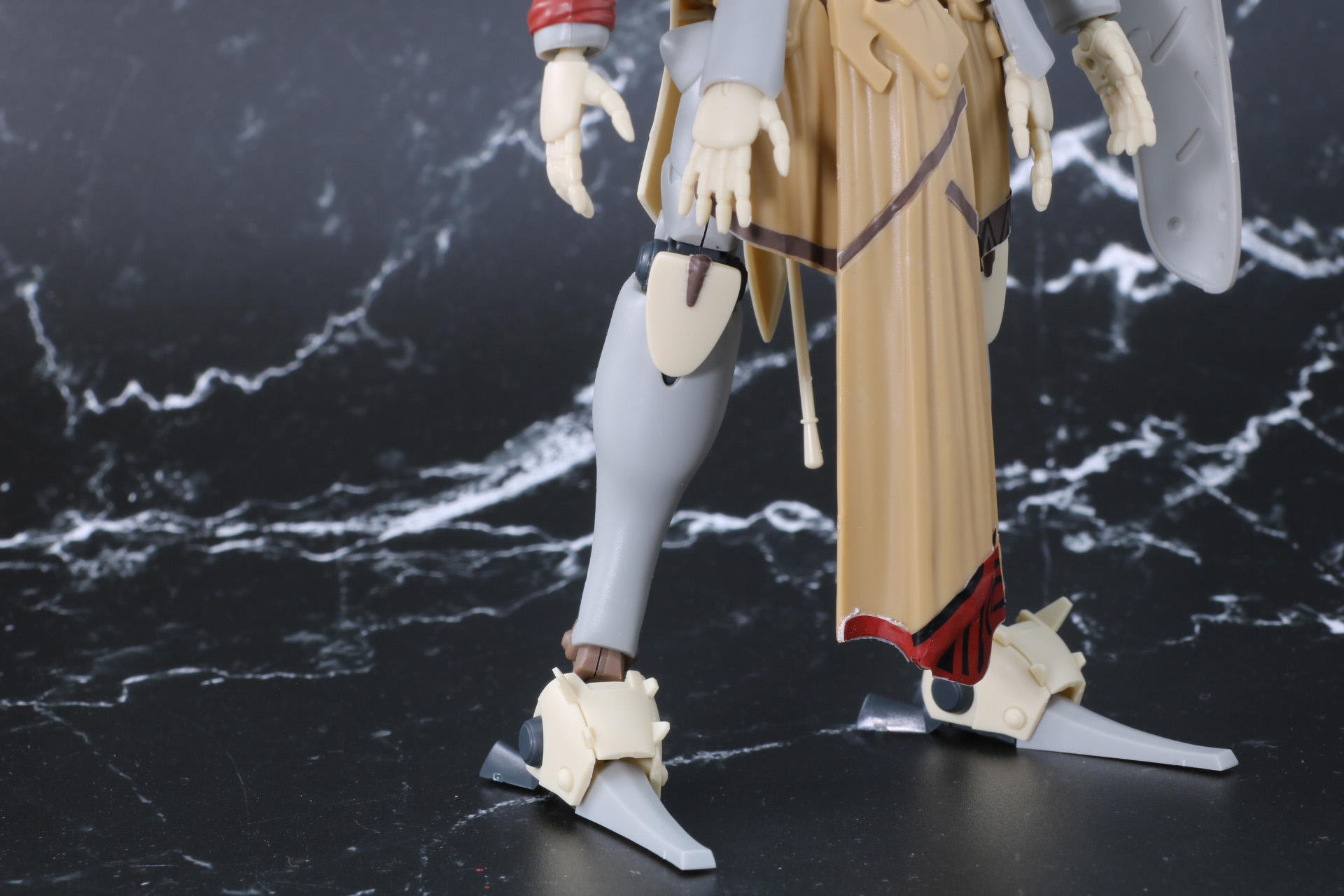 脚部は細めながらしっかりと立たせることができる