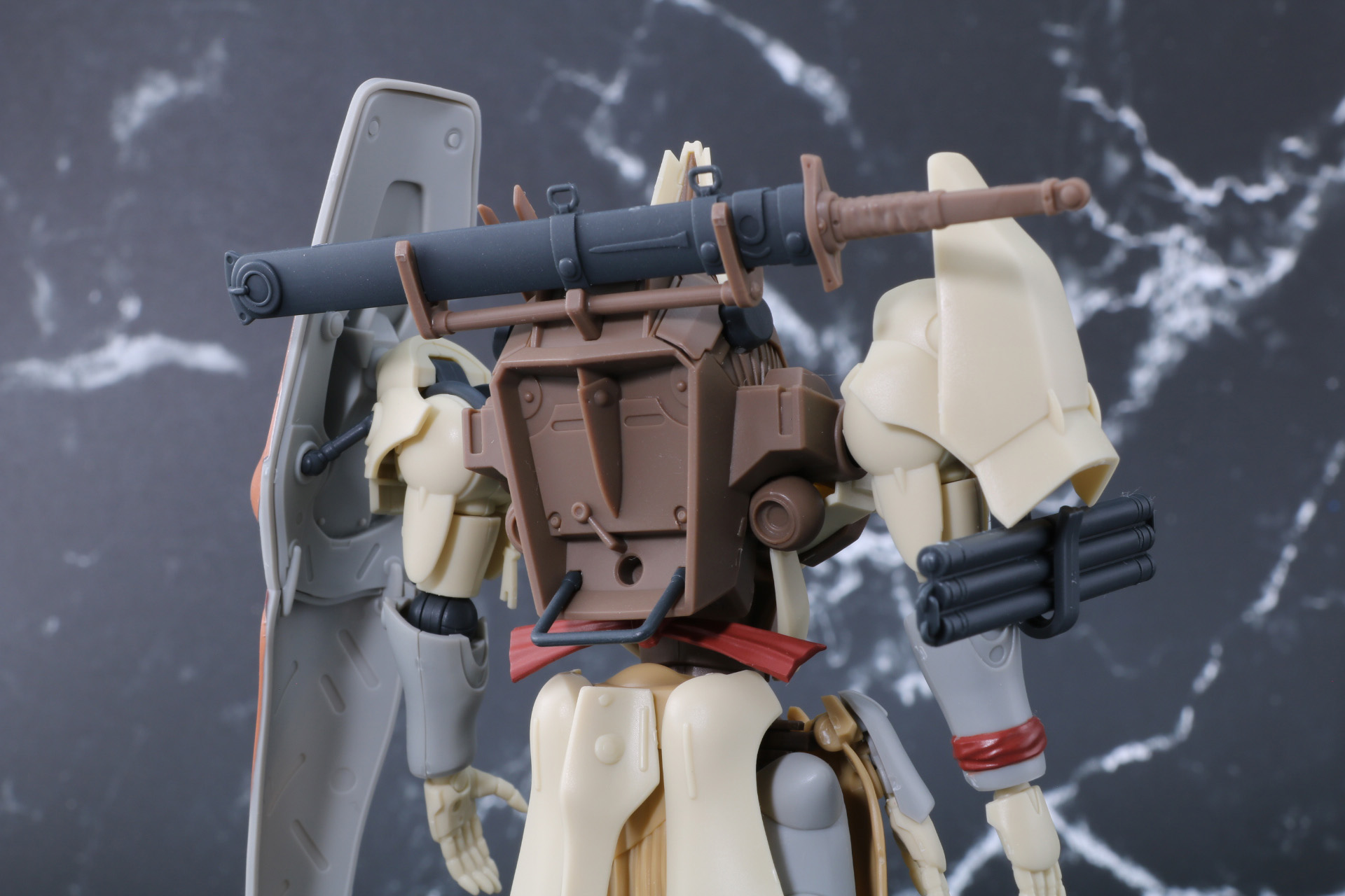 背中は聖剣エル・ミュートを乗せることができる