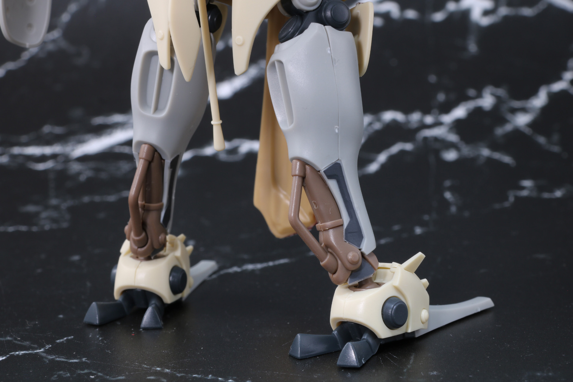 脹脛には露出したシリンダー造形