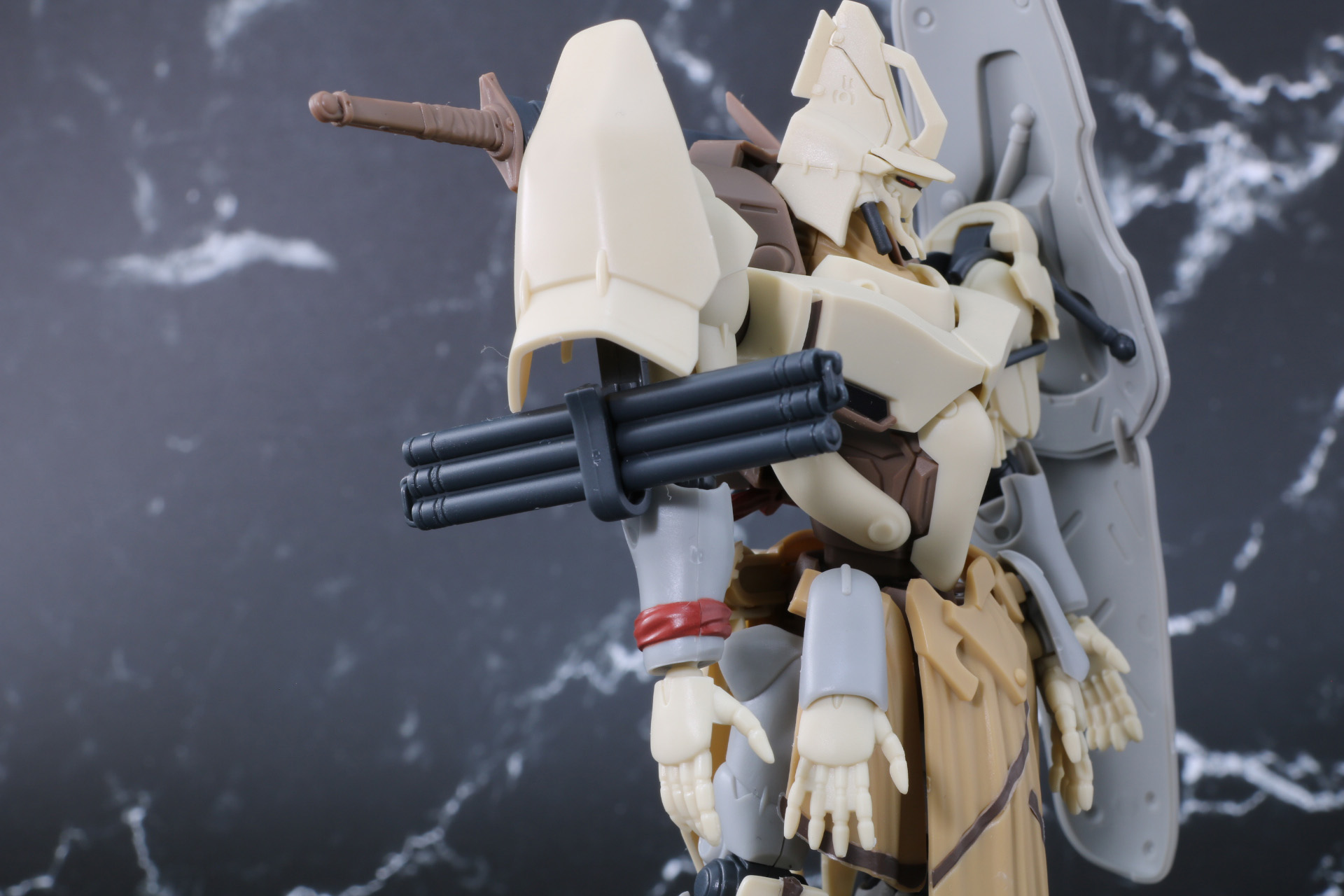 右肩部には収納状態の三節棍