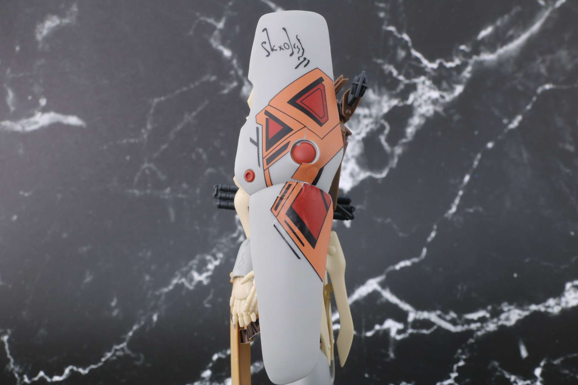 左肩部には本体をカバーするほどの巨大な盾