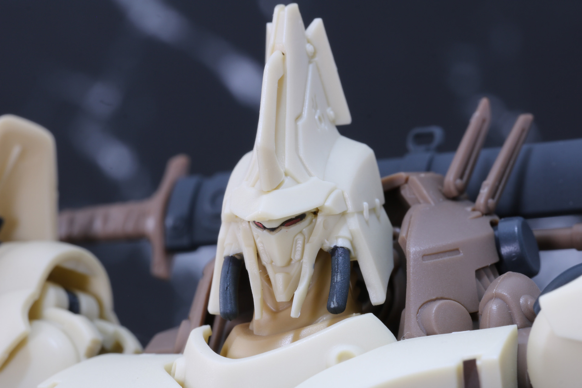 頭部。仮面の造形など細かく再現されている