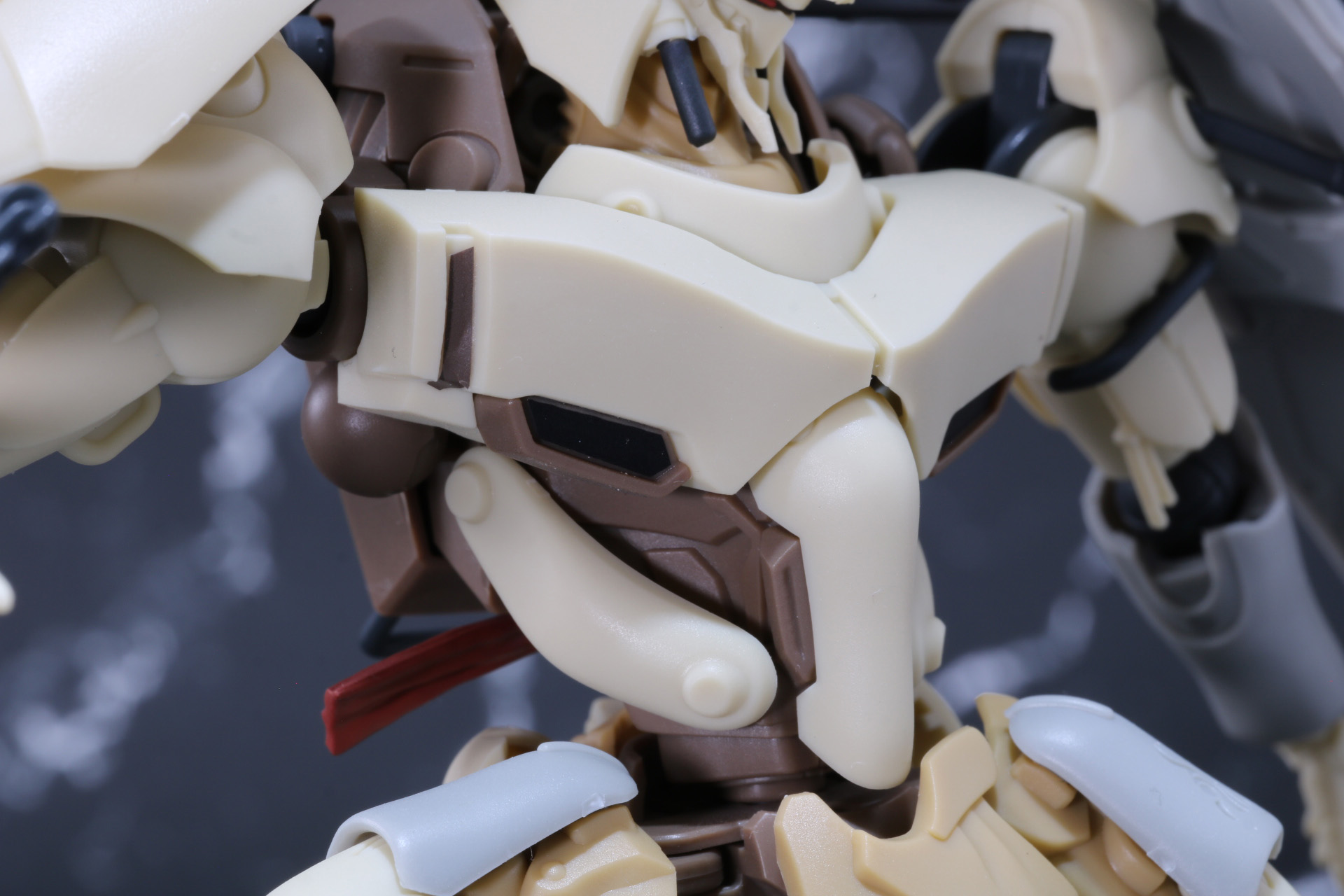 胸部装甲の独特なくびれも再現されている