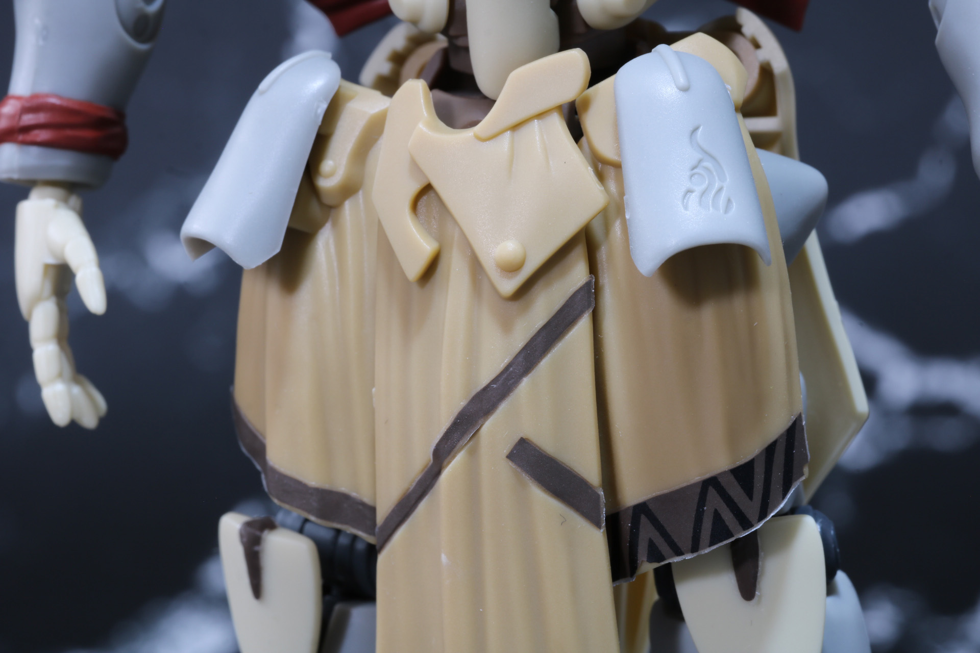 腰に付けた予備の手首部分には平手のハンドパーツを取り付けられ、脱着が可能