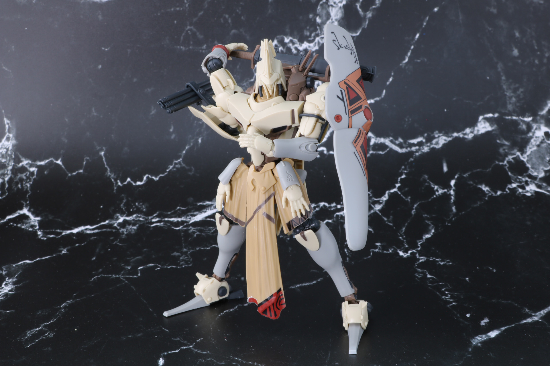 背中の剣に腕部を伸ばすことも可能