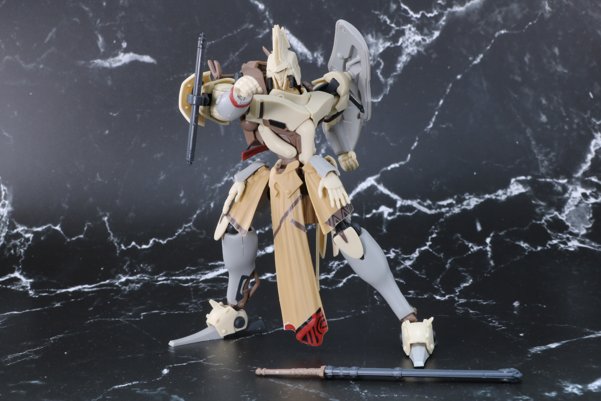 剣をおとりに相手の急所を正拳で砕く《仮面割り》戦法ポーズ