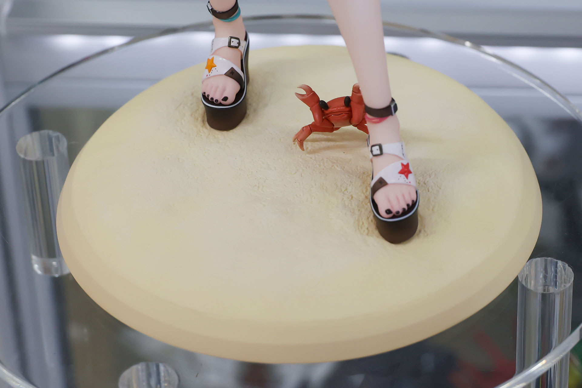 足元のカニにも注目！