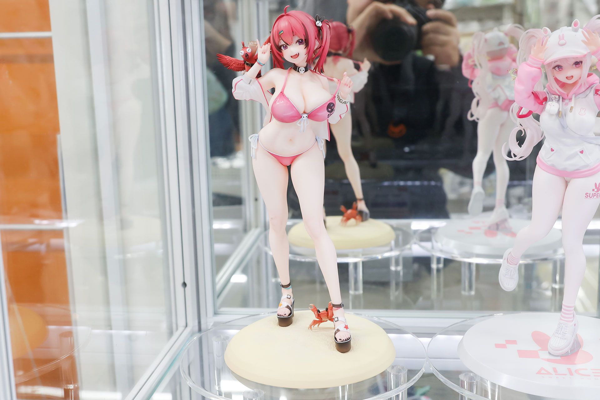 フィギュアの素材はPVCで、全高は約255mmだ