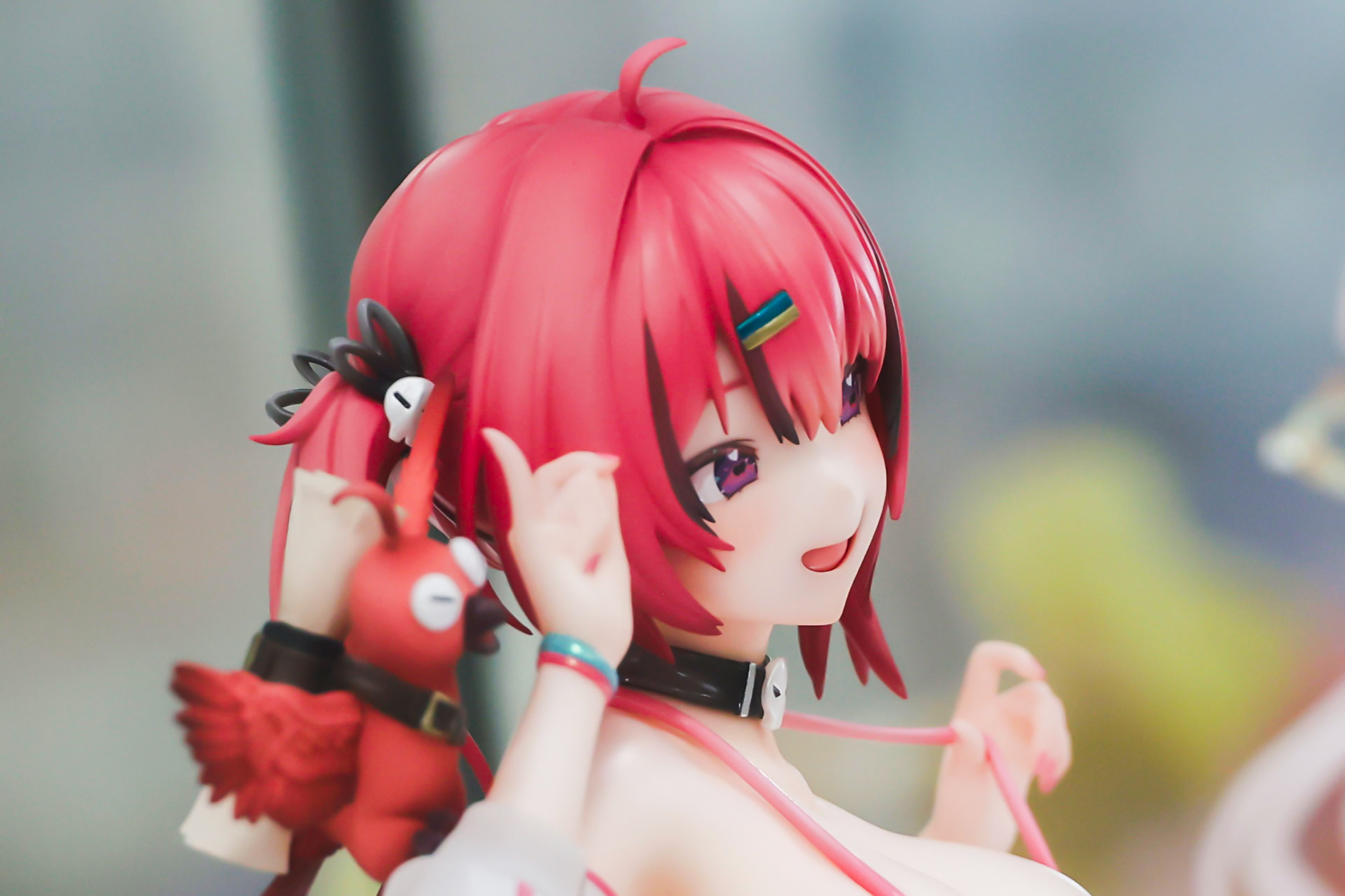 前髪にも髪留めをつけている