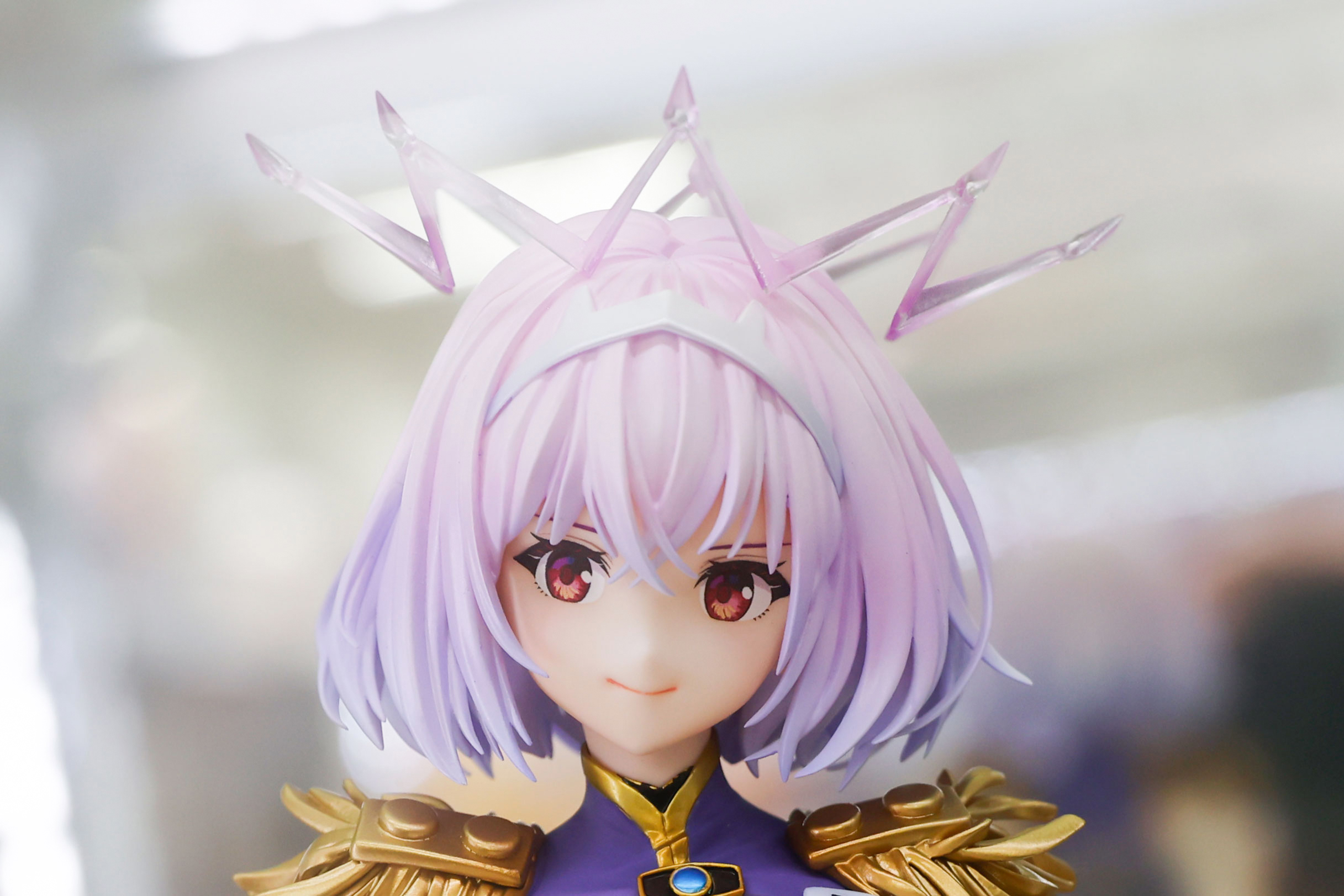 髪は淡い紫色だ