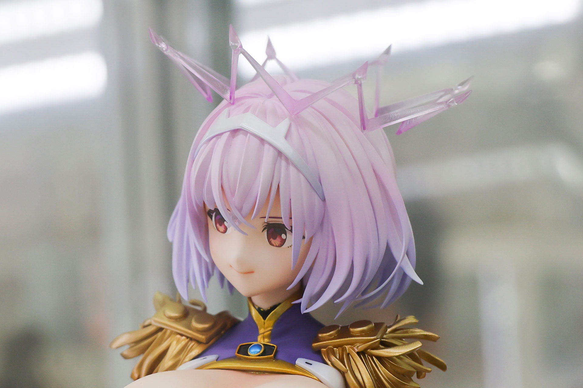 頭上のアクセサリーにはクリアパーツが採用されている