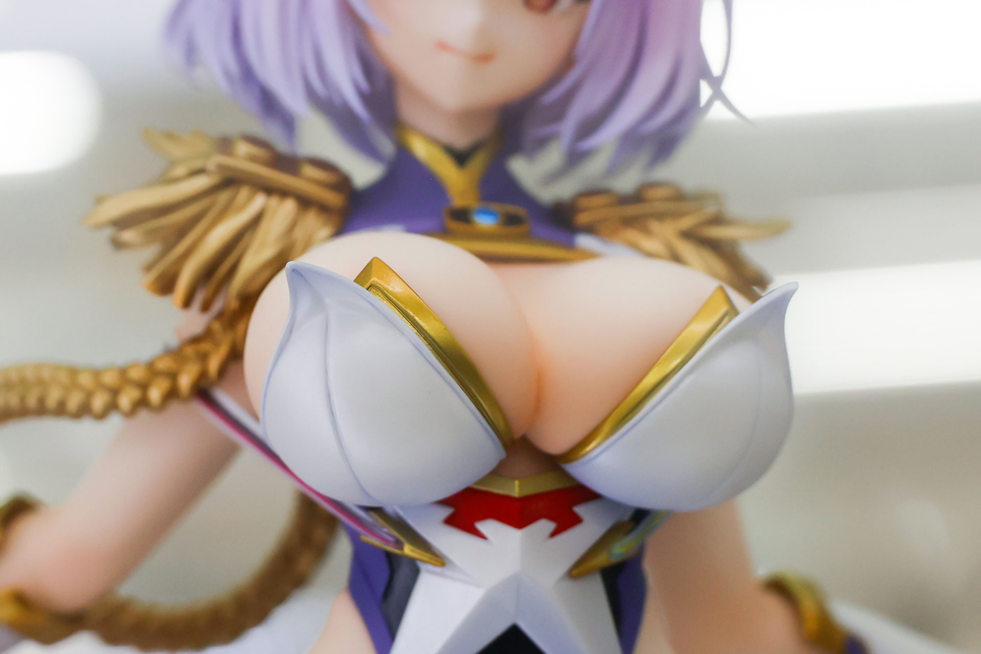 豊満なバストについつい目が行ってしまう