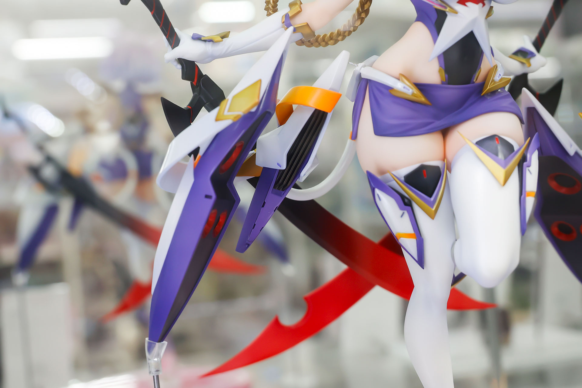 背中側で合わせるように両手に剣を持っている