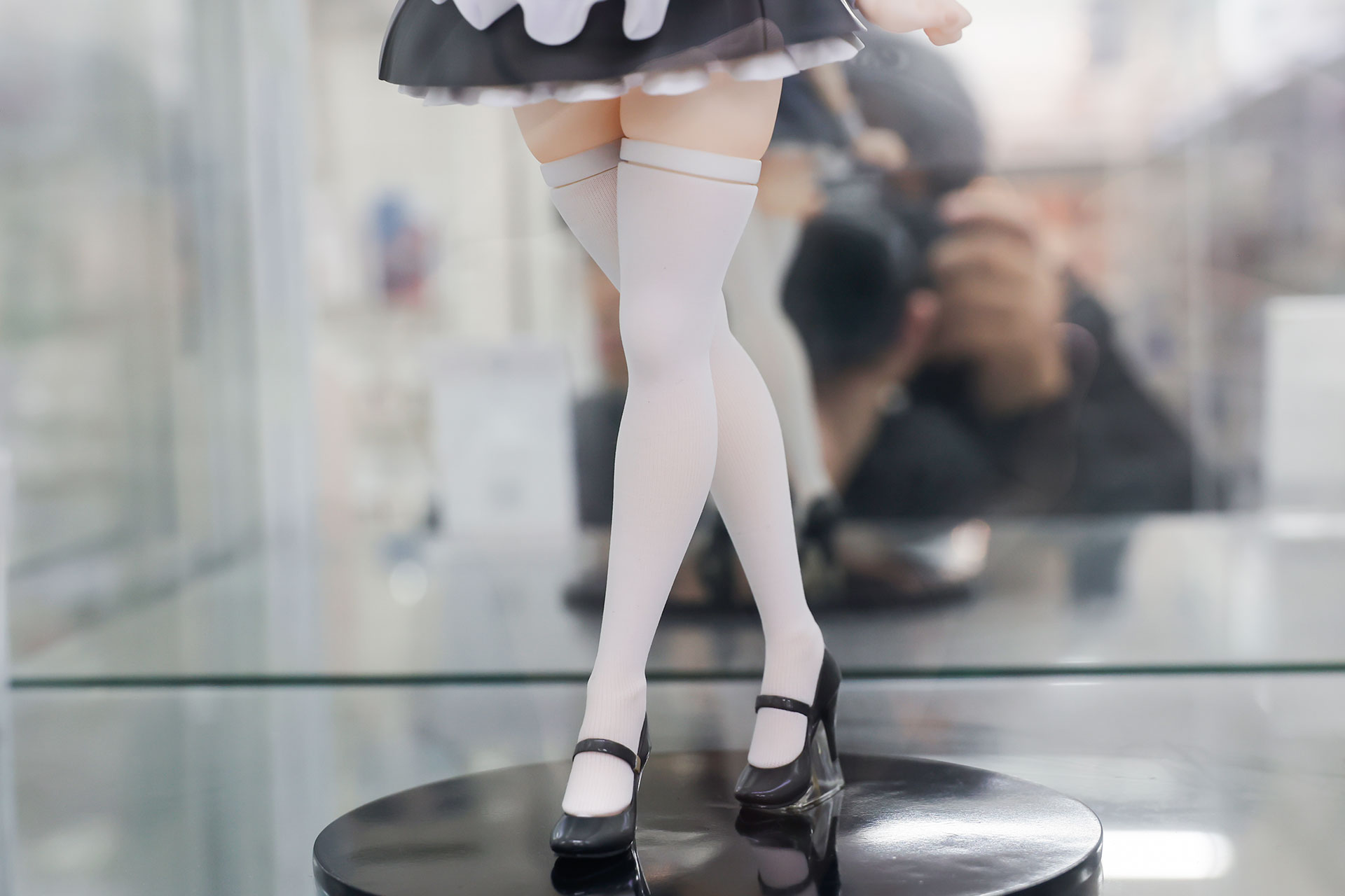 足はクロスしたポーズになっている