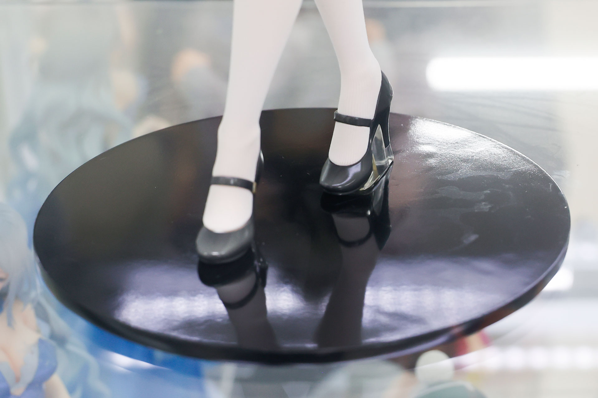 足元はシンプルなスタイルだ