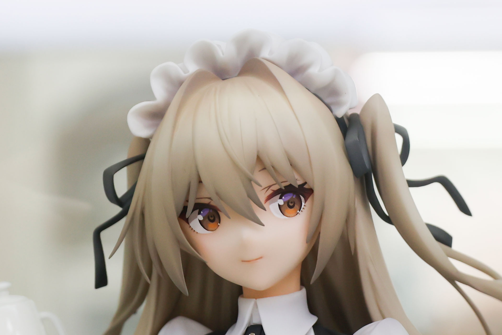 利発そうな表情をしたエル