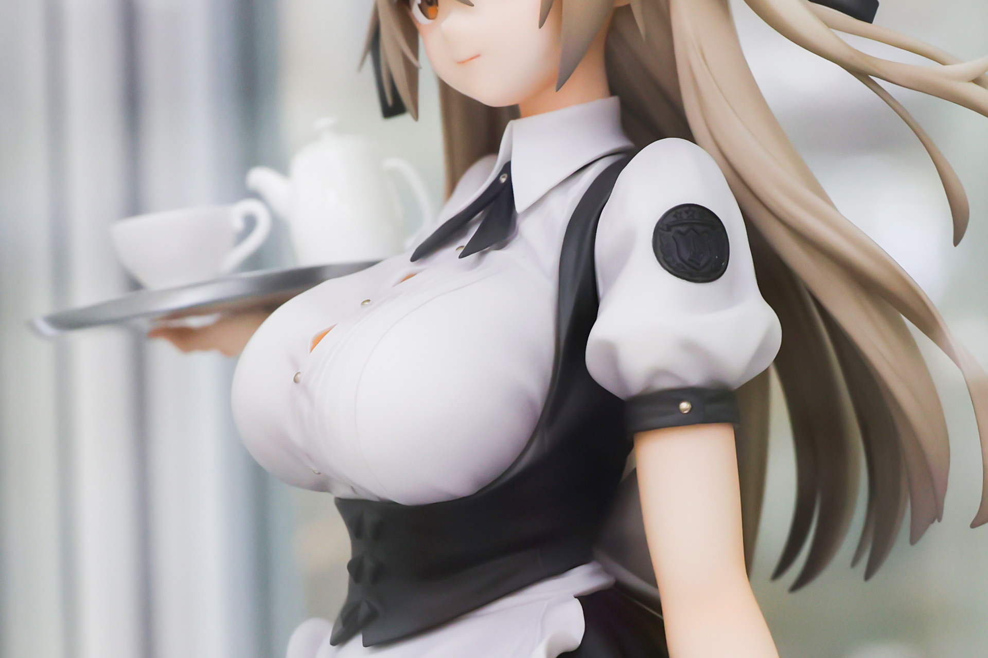 腕の辺りに黒いワッペンをつけている