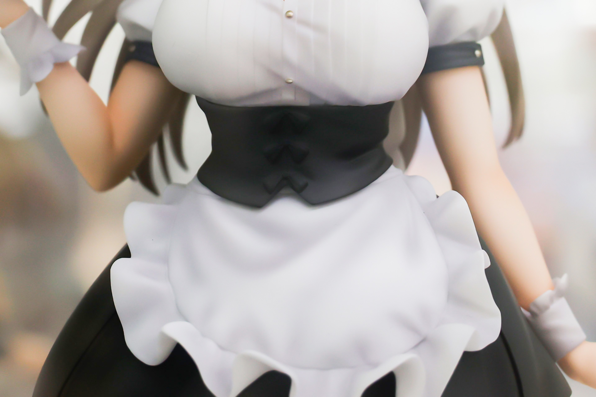 きゅっと締まったウエストも美しい