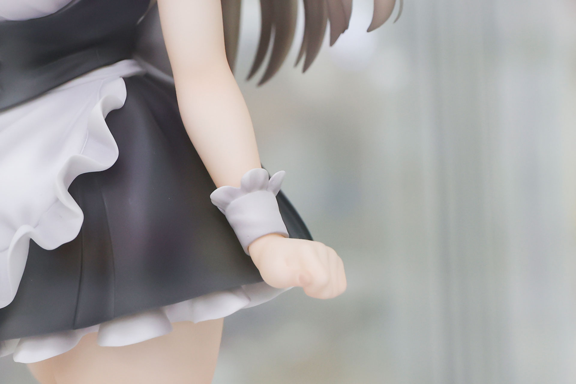 もう片方の手はぎゅっと握りしめている