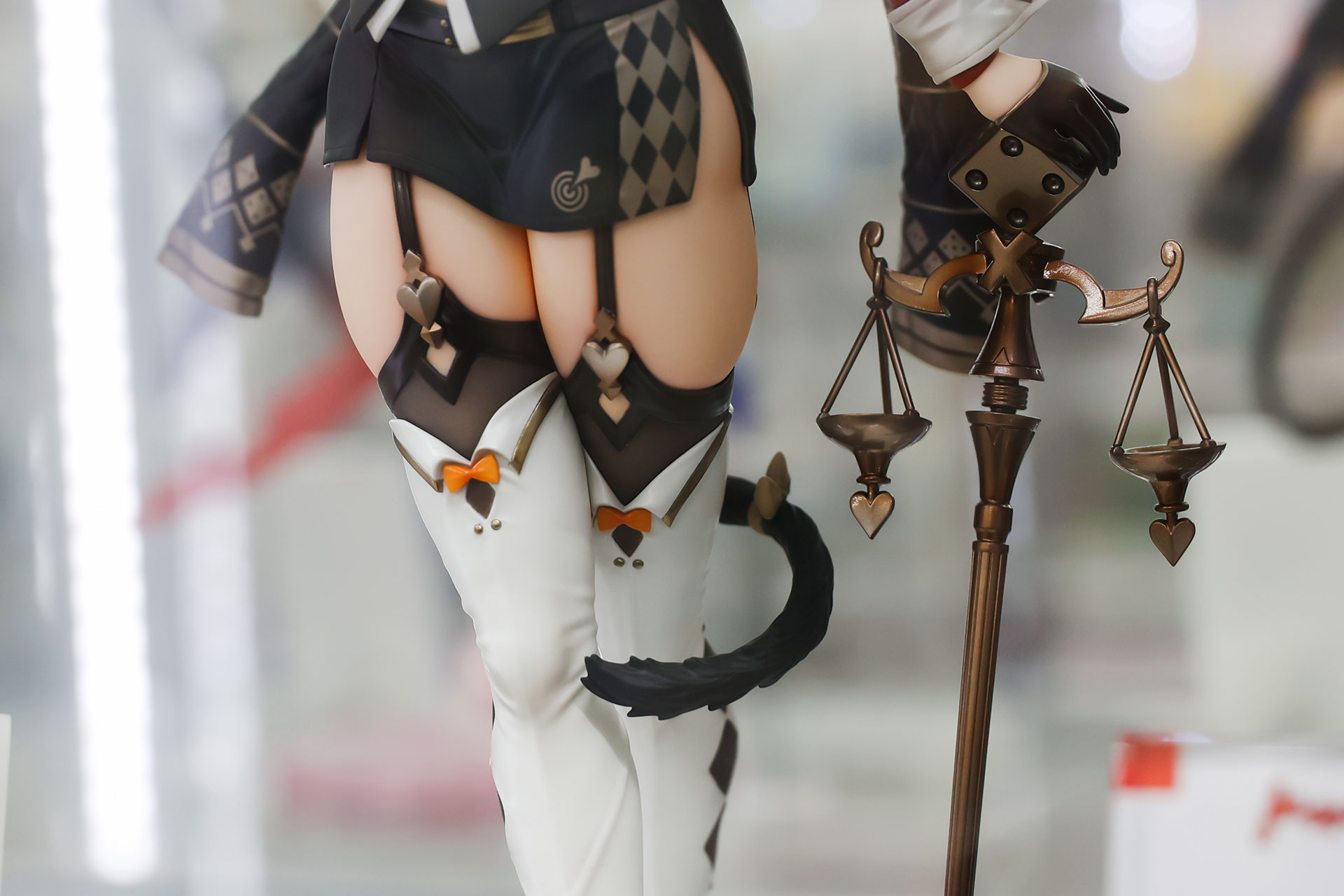 脚にはしっぽが巻き付いている