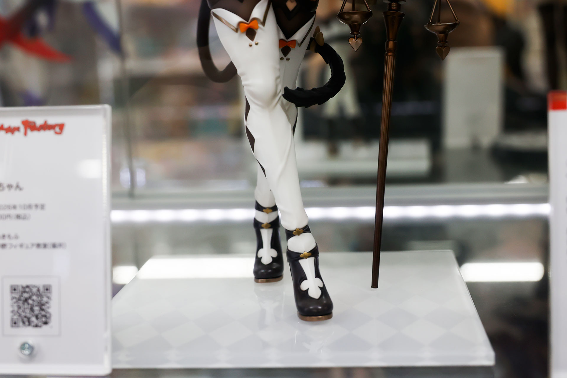 トランプをモチーフにした柄があちらこちらに散りばめられている