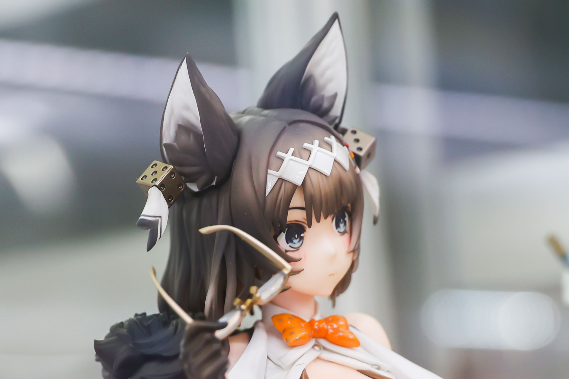 耳の近くにはダイスをモチーフにしたアクセサリーをつけている