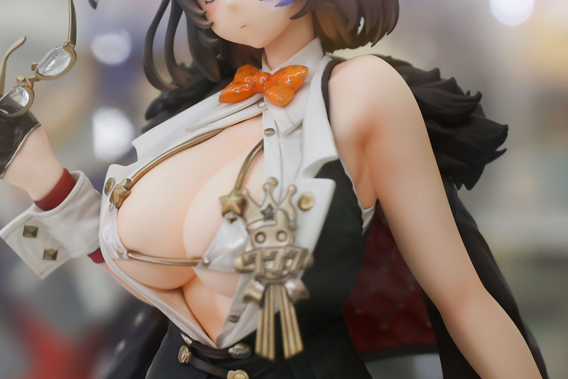 オレンジの蝶ネクタイもかなり目立つ