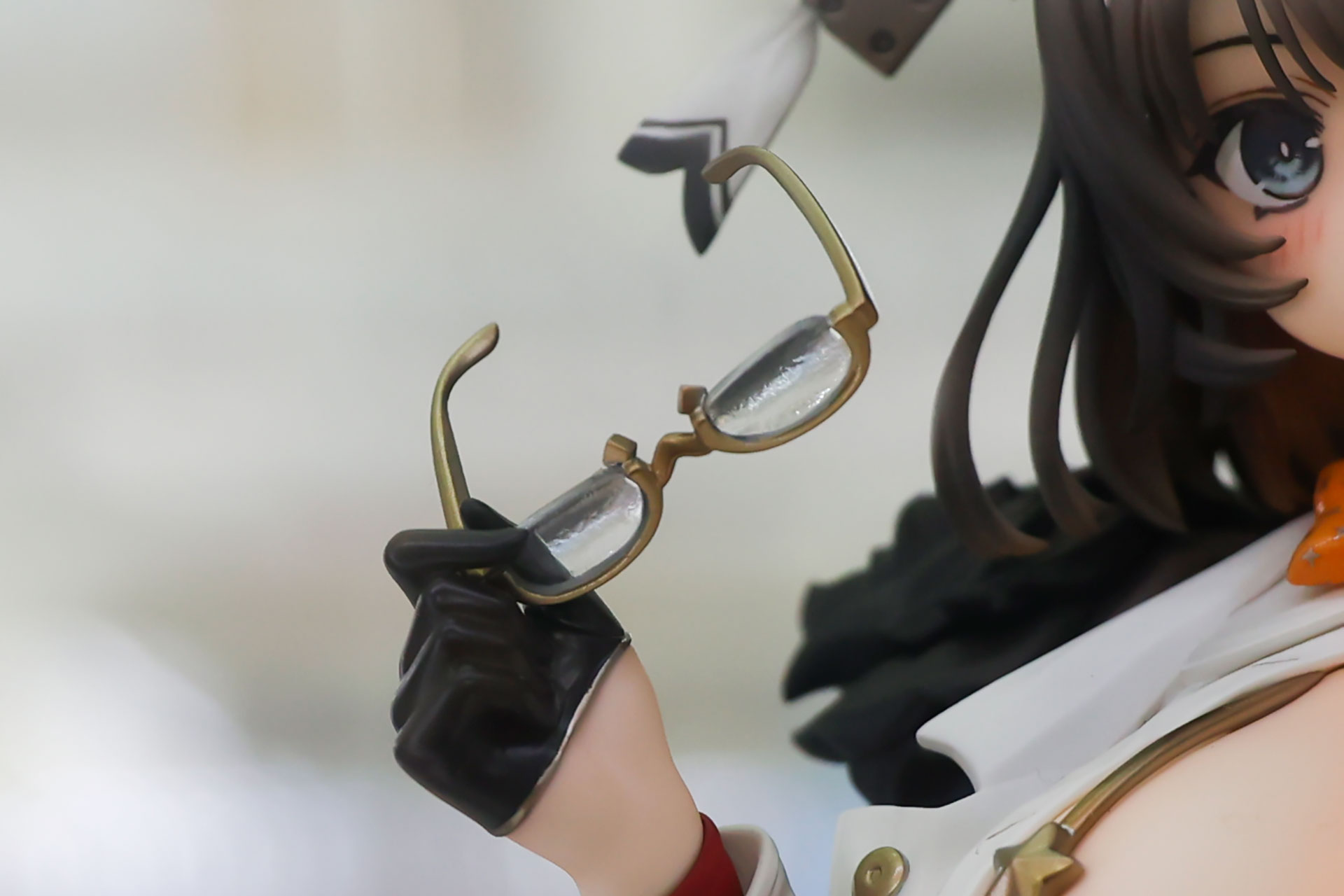 手には眼鏡を持っている